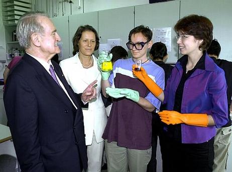 Bundespräsident Dr.Dr.h.c. Johannes Rau und seine Gattin, Christina Rau, bei der Besichtigung der Chemieklasse des Deutschen Industrie- und Handelszentrums.
