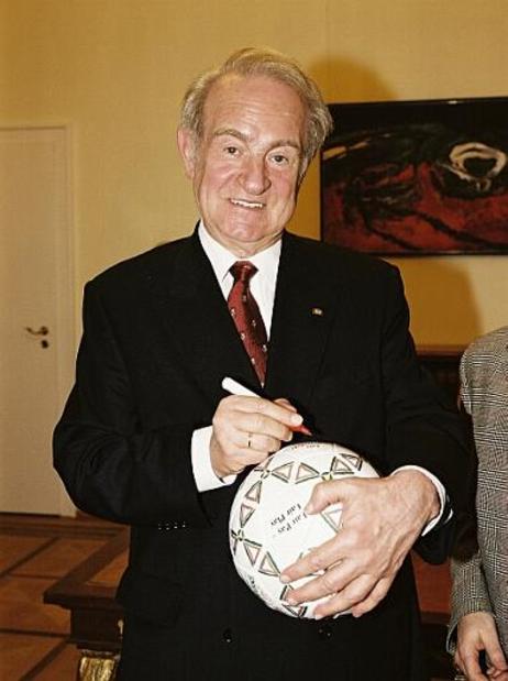 Bundespräsident Dr.Dr.h.c. Johannes Rau signiert Fußbälle der Pfadfinderschaft St.Georg zugunsten behinderter Kinder in Bosnien.