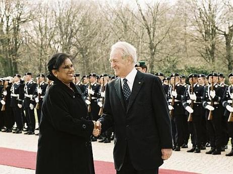 Bundespräsident Dr.Dr.h.c. Johannes Rau empfängt die Präsidentin der Demokratischen Sozialistischen Republik Sri Lanka, Chandrika Bandaranaike Kumaratunga, mit militärischen Ehren zu ihrem Besuch der Bundesrepublik Deutschland.