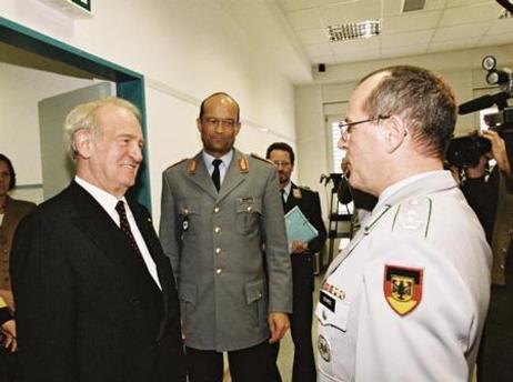 Bundespräsident Rau und Frau Rau besuchen die Bundeswehr