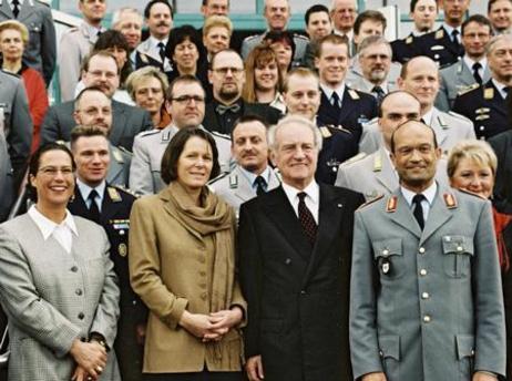 Bundespräsident Rau und Frau Rau besuchen die Bundeswehr