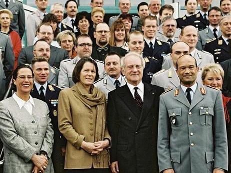 Bundespräsident Dr.Dr.h.c. Johannes Rau und seine Gattin Christina Rau besuchen die Zentren für Innere Führung der Bundeswehr.