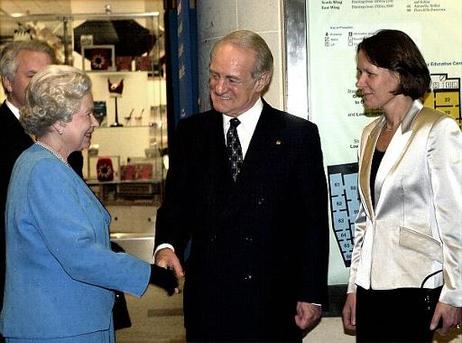 Bundespräsident Dr.Dr.h.c. Johannes Rau und Frau Christina Rau werden von der Königin von England, Elizabeth II., zur Ausstellungseröffnung der "National Gallery" begrüßt.