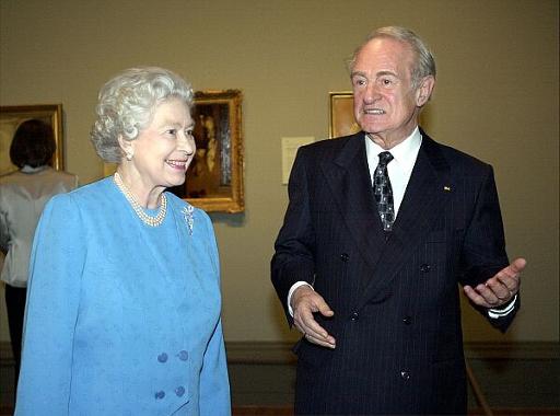 Bundespräsident Dr.Dr.h.c. Johannes Rau und die Königin von England, Elizabeth II., beim Rundgang durch die Ausstellung der "National Gallery".