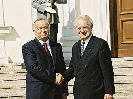 Bundespräsident Dr.Dr.h.c. Johannes Rau begrüßt den Präsidenten der Republik Usbekistan, Islam Abduganijewitsch Karimow, bei dessen Besuch der Bundesrepublik Deutschland.