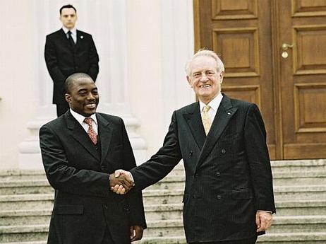 Bundespräsident Dr.Dr.h.c. Johannes Rau begrüßt den Präsidenten der Demokratischen Republik Kongo, Joseph Kabila, zu einem Besuch in der Bundesrepublik Deutschland.