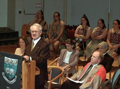 Die Gattin des Bundespräsidenten, Christina Rau ; Bundespräsident Dr.Dr.h.c. Johannes Rau ; Prof.Dr. Marston Conder, Vice Chancellor der Universität von Auckland.