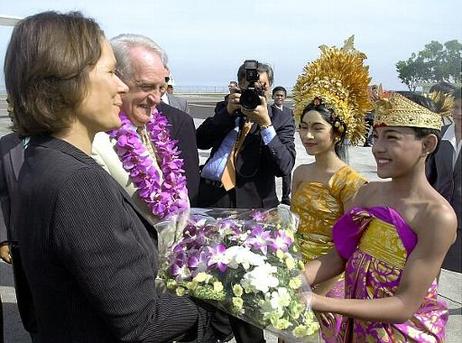 Bundespräsident Dr.Dr.h.c. Johannes Rau und seine Gattin Christina Rau, werden auf dem Flughafen Denpasar/Bali begrüßt.