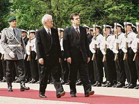Bundespräsident Dr.Dr.h.c. Johannes Rau empfängt den Präsidenten der Republik Jugoslawien, Vojislav Kostunica, bei dessen Besuch der Bundesrepublik Deutschland mit militärischen Ehren.