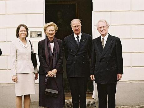 Bundespräsident Dr.Dr.h.c. Johannes Rau und seine Gattin, Christina Rau, empfangen das belgische Königspaar, SM Albert II. und IM Paola, bei deren Besuch der Bundesrepublik Deutschland anläßlich der Eröffnung der belgischen Botschaft in Berlin.