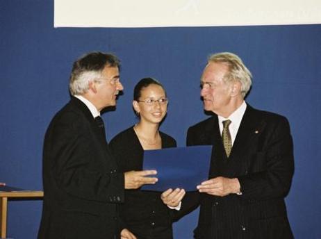 Bundespräsident Rau verleiht den Hauptschulpreis 2001