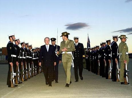 Bundespräsident Dr.Dr.h.c. Johannes Rau bei der Begrüßung mit militärischen Ehren in Canberra.