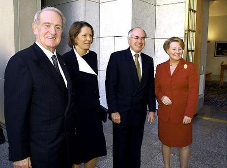 Bundespräsident Dr.Dr.h.c. Johannes Rau und seine Gattin Christina Rau werden, anläßlich des Staatsbesuches des Bundespräsidenten in Australien, vom Premierminister Australiens, John W. Howard und dessen Gattin, Janette Howard, begrüßt.