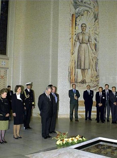 Bundespräsident Dr.Dr.h.c. Johannes Rau und seine Gattin Christina Rau bei Niederlegung eines Kranzes am Australien War Memorial.