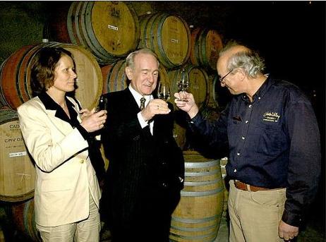 Bundespräsident Dr.Dr.h.c. Johannes Rau und seine Gattin, Christina Rau, besuchen das Gibbston Valley Weingutes des Winzers Ross McKay.