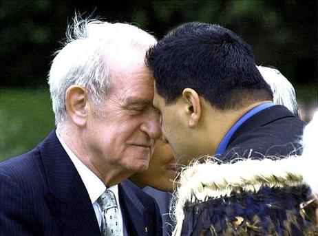 Bundespräsident Dr.Dr.h.c. Johannes Rau wird bei der Traditionellen "Powhiri" Willkommenszeremonie der Maori durch den Stammesältesten (Kaumatua) mit dem "Hongi"-Gruß begrüßt.