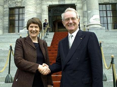 Bundespräsident Dr.Dr.h.c. Johannes Rau wird von der Premierministerin Neuseelands, Helen Clark, begrüßt.