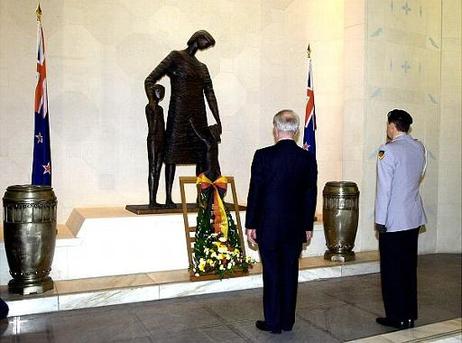 Bundespräsident Dr.Dr.h.c. Johannes Rau bei der Niederlegung eines Kranzes am National War Memorial anläßlich seines Staatsbesuches in Neuseeland.