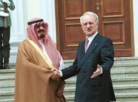 Bundespräsident Dr.Dr.h.c. Johannes Rau begrüßt S.K.H. den Kronprinzen, Ersten Stellvertretenden Ministerpräsidenten und Oberkommandierenden der Nationalgarde des Königreichs Saudi-Arabien, Abdallah Bin Abdulaziz Al-Saud, bei dessen Besuch der Bundesrepub