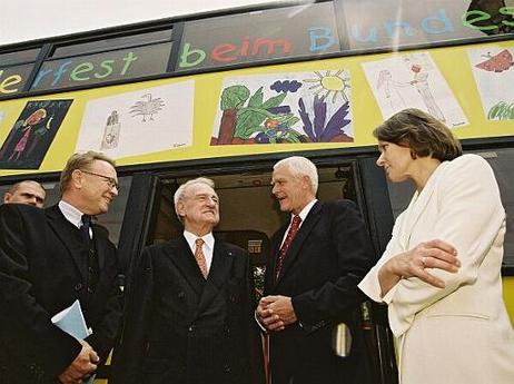 Lutz Nerlich (Direktor des Zentralbereichs Verbraucher/Marketing der BVG), Bundespräsident Dr.Dr.h.c. Johannes Rau, Rüdiger vorm Walde (Vorstandsvorsitzender der BVG), Christina Rau, Gattin des Bundespräsidenten.