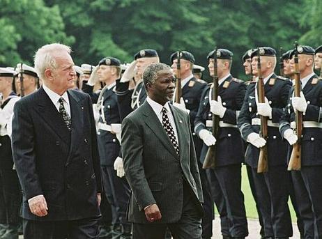 Bundespräsident Dr.Dr.h.c. Johannes Rau empfängt den Präsidenten der Republik Südafrika, Thabo Mvuyelwa Mbeki, mit militärischen Ehren zu einem Besuch der Bundesrepublik Deutschland.