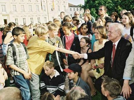 Bundespräsident Rau gibt ein Kinderfest