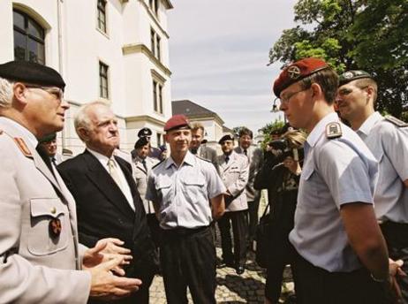 Bundespräsident Rau in der Offiziersschule des Heeres (OSH) in Dresden