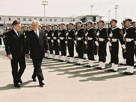 Bundespräsident Dr.Dr.h.c. Johannes Rau wird zu seinem Besuch in Polen von dem polnischen Präsidenten, Aleksander Kwasniewski, mit militärischen Ehren begrüßt.