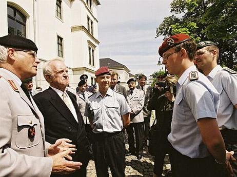 Bundespräsident Dr.Dr.h.c. Johannes Rau beim Besuch der Offiziersschule des Heeres (OSH) in Dresden.