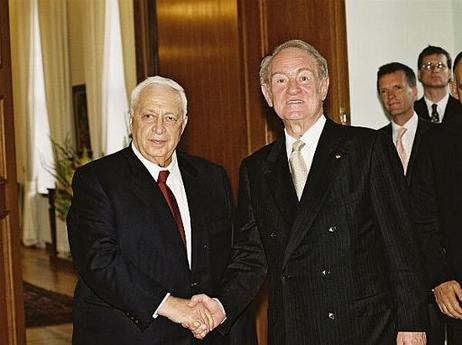 Bundespräsident Dr.Dr.h.c. Johannes Rau begrüßt den Premierminister Israels, Ariel Sharon, bei dessen Besuch der Bundesrepublik Deutschland.
