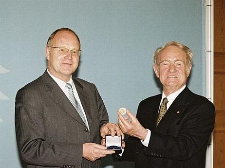 Bundespräsident Dr.Dr.h.c. Johannes Rau erhält die Goldmünze "Eine Deutsche Mark" vom Präsidenten der Deutschen Bundesbank, Ernst Welteke.