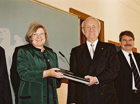 Bundespräsident Dr.Dr.h.c. Johannes Rau erhält den Bericht der Parteienfinanzierungskommission durch die Vorsitzende der Kommission, Dr. Hedda v.Wedel.