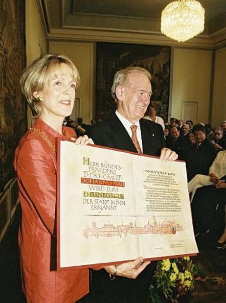 Bundespräsident Dr.Dr.h.c. Johannes Rau erhält aus der Hand der Bonner Oberbürgermeisterin, Bärbel Diekmann, die Ehrenbürgerwürde der Stadt Bonn.