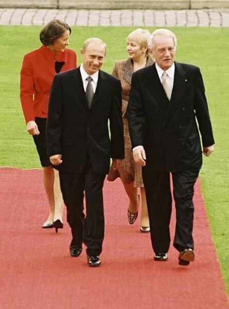 Bundespräsident Dr.Dr.h.c. Johannes Rau und seine Gattin Christina Rau empfangen den Präsidenten der Russischen Föderation, Wladimir Wladimirowitsch Putin, und dessen Gattin, Ludmila Alexandrowna Putina, zu deren Besuch der Bundesrepublik Deutschland.