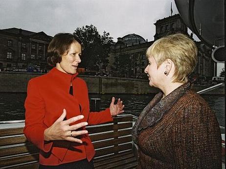 Die Gattin des Bundespräsidenten Dr.Dr.h.c. Johannes Rau, Christina Rau, und die Gattin des Präsidenten der Russischen Föderation Wladimir Wladimirowitsch Putin, Ludmila Alexandrowna Putina, bei einer Fahrt über die Berliner Wasserstraßen.