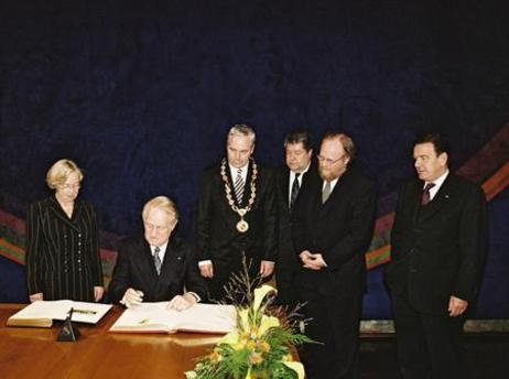 Bundespräsident Rau beim Festakt 50 Jahre Bundesverfassungsgericht