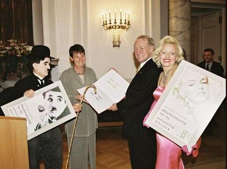 Die Staatssekretärin im Finanzministerium, Frau Dr. Barbara Hendricks übergibt dem Bundespräsidenten Dr.Dr.h.c. Johannes Rau die Wohlfahrtsbriefmarken.