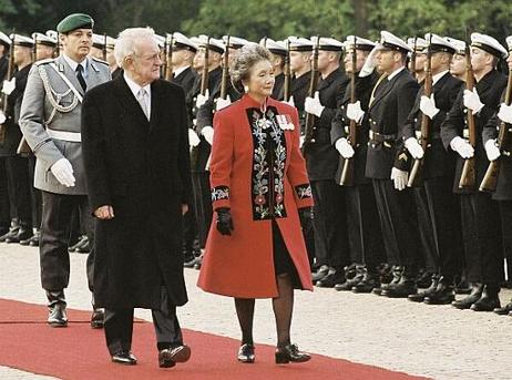 Bundespräsident Dr.Dr.h.c. Johannes Rau begrüßt die Generalgouverneurin von Kanada, Adrienne Clarkson, mit militärischen Ehren zu ihrem Besuch der Bundesrepublik Deutschland.