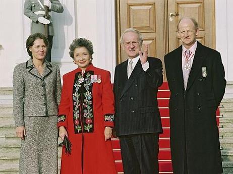 Bundespräsident Dr.Dr.h.c. Johannes Rau und seine Gattin Christina Rau bei der Begrüßung der Generalgouverneurin von Kanada, Adrienne Clarkson, und ihres Gatten, John Ralston Saul, in der Bundesrepublik Deutschland.