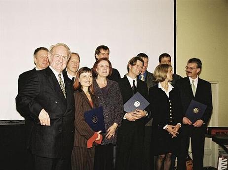 Bundespräsident Dr.Dr.h.c. Johannes Rau und Bundesministerin für Wirtschaftliche Zusammenarbeit und Entwicklung, Heidemarie Wieczorek-Zeul (vordere Reihe, 3.v.l.) mit den Preisträgern des Medienpreises Entwicklungspolitik.