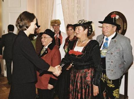 Bundespräsident Rau und Frau Rau empfangen Deutschen Trachtenverband