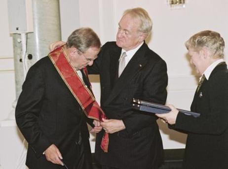 Bundespräsident Rau verleiht Großes Verdienstkreuz an Prof. e.h. Cramer