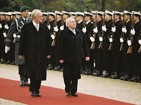 Bundespräsident Dr.Dr.h.c. Johannes Rau empfängt den Präsidenten der Republik Malta, Prof.Dr. Guido de Marco, zu dessen Besuch der Bundesrepublik Deutschland, mit militärischen Ehren.