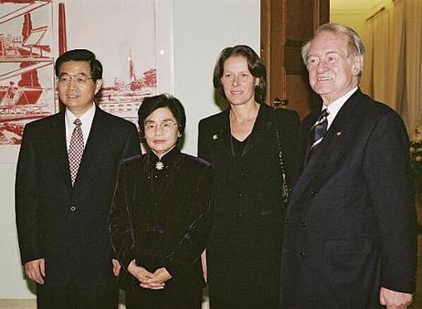 Bundespräsident Dr.Dr.h.c. Johannes Rau und seine Gattin Christina Rau empfangen den Vizepräsidenten der Volksrepublik China, Hu Jintao, und dessen Gattin, Liu Yongqing, bei deren Besuch der Bundesrepublik Deutschland.