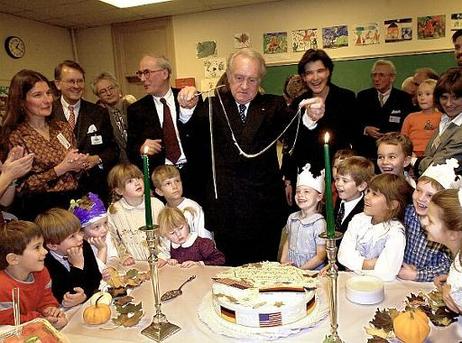 Bundespräsident Dr.Dr.h.c. Johannes Rau schneidet bei der Einweihung der Deutschen Schule in Boston für die Schüler eine Torte an.