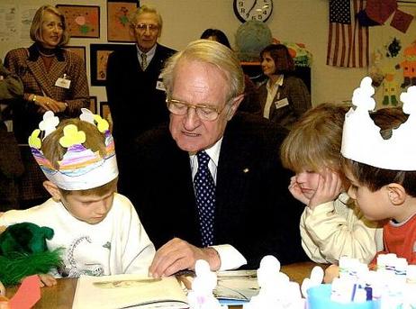 Bundespräsident Dr.Dr.h.c. Johannes Rau liest, bei der Einweihung der Deutschen Schule in Boston, Kindern des Kindergartens aus einem Bilderbuch vor .