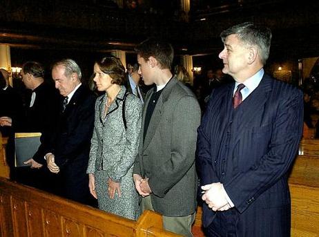 Bundespräsident Dr.Dr.h.c. JohannesRau, seine Gattin Christina Rau, sein Sohn Phillipp und Bundesaußenminister Joschka Fischer bei der Teilnahme an dem Gedenkgottesdienst für die deutschen Opfer des Terroranschlags vom 11.September in der Church of St.Pau