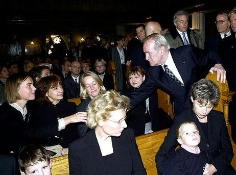 Bundespräsident Dr.Dr.h.c. Johannes Rau begrüßt Hinterbliebene deutscher Opfer des Terroranschlags vom 11.September vor dem Gedenkgottesdienst in der Church of St.Pauls.