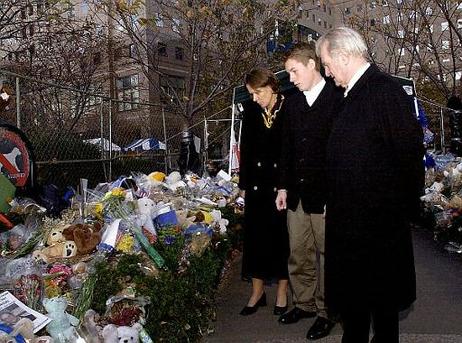 Bundespräsident Dr.Dr.h.c. Johannes Rau mit seiner Gattin Christina Rau und seinem Sohn Phillipp vor den Blumen und Abschiedsgeschenken auf dem "Ground Zero", dem Ort des Terroranschlags vom 11.September.