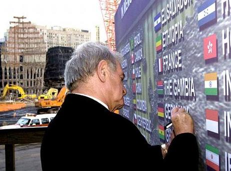 Bundespräsident Dr.Dr.h.c. Johannes Rau unterschreibt die Deutsche Fahne auf der "Memorial Wall" des "Ground Zero". Die "Memorial Wall" zeigt die Fahne jedes Landes das vom Terroranschlags des 11.September ein Opfer zu beklagen hat. Insgesamt beinhaltet d